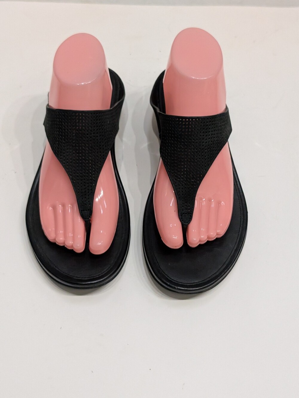 FitFlop Women’s 9 Banda Black Perforated Leather Flip Flops Sandals Supercomff